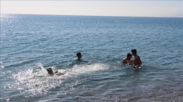 Antalyalılar hanuman ayında denizin keyfini çıkardı
