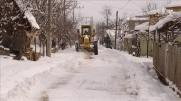 Antalya'nın bazısı ilçelerinde karla savaşım emek harcaması sürüyor