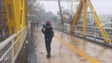 Antalya'nın Manavgat ilçesinde 15 sene aradan sonraları kar yağışı sansasyonel oldu