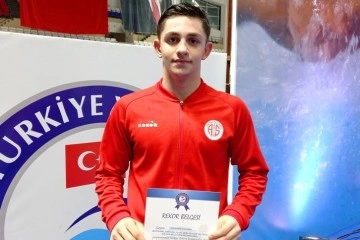 Antalyasporlu yüzücü Albayrak'tan 3 yeni Türkiye rekoru