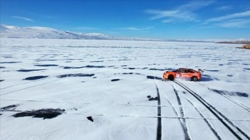 Araçların şita performansını buzla ciltli Çıldır Gölü'nde imtihan ediyorlar