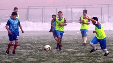 Ardahanlı evlatların futbol aşkına soğuk hava ve sis bariyer olmadı