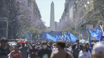 Arjantin'de binlerce ad hükümete dayanak noktası gösterisi düzenledi