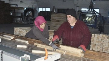 Artvin'de kadın kanalıyla imal edilen keresteler ihraç ediliyor