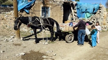 Atıyla aşındırdığı yollarda 54 senedir karye köylük yer gezip çerçilik yapıyor