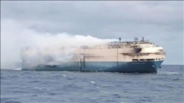Atlas Okyanusu'nda 13 gündür sürüklenen lüks araç iki canlı dev gemi battı