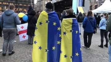 Avrupa şehirlerinde Ukrayna'ya dayanaklık etmek ve el birliği mitingleri yapıldı