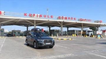 Avrupa'dan mevrut gurbetçiler Kapıkule'den Türkiye'ye sevinçle giriyor