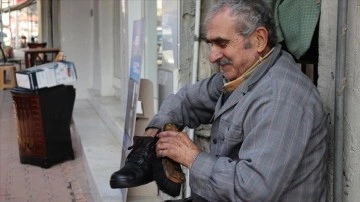 Aynı köşede ayakkabı boyayarak 54 sene geçirdi