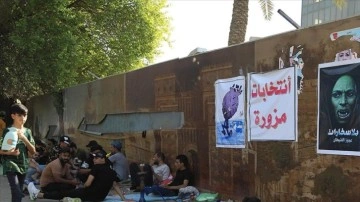 Bağdat’ta, tarzı kaybeden Şii tümen ve milis ekip destekçilerinin oturma eylemi sürüyor