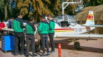 Bahçesinde 4 uçak mevcut lisede geleceğin teknisyenleri yetişiyor