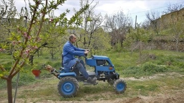Bahçesini değdirmek düşüncesince hurda otomobil parçalarından mini traktör yaptı