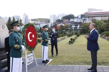Bakan Çavuşoğlu'ndan Kore şehitlerinin yattığı BM Anıt Mezarlığı’na ziyaret