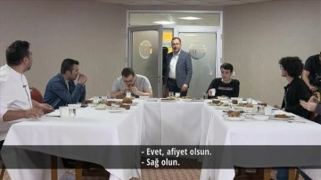 Bakan Kasapoğlu ve Türev Uludağ şeften öğrencilere "anne yemeği" sürprizi