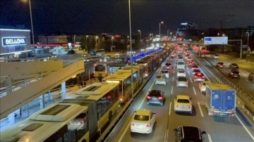 Bakırköy'de metrobüs arızalanınca derinlemesine taşıt kuyruğu oluştu