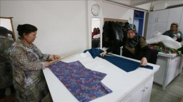 Balıkesir'de depremzede kadınlar geride bıraktıkları düşüncesince yardım seferberliğine katıldı