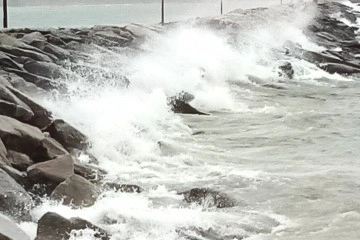 Bandırma'da kuvvetli yağış ve fırtına etkili oluyor: Deniz seferleri iptal edildi
