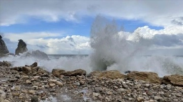 Bartın'da alevli rüzgar 4 metreyi aşan dalgalar oluşturdu