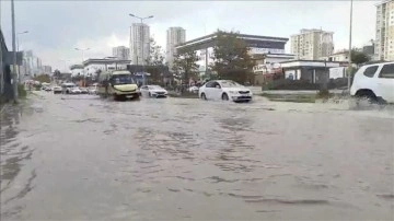 Başakşehir'de dolu yağışı sonrası yollarda su birikintileri oluştu