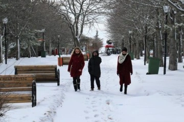 Başkent güne kar yağışı ile başladı