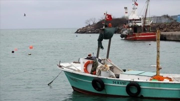 Batı Karadeniz'de balıkçılar negatif iklim koşulları zımnında limana demirledi