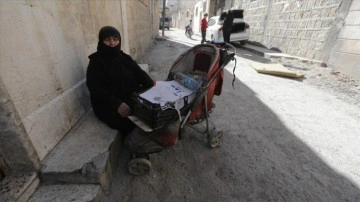 Bebek otomobiliyle kağıt toplayan Halepli anne, özürlü evlatlarına bayramlık istiyor