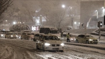 Beklenen kar İstanbul'u tutsak aldı