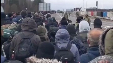 Belarus’ta neşeli birlikte ağır aksak muhacir grubu Polonya sınırına ilerliyor