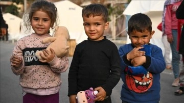 Beşiktaş taraftarının gönderilmiş olduğu oyuncaklar deprem bölgesindeki evlatların yüzünü güldürdü