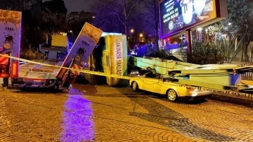 Beşiktaş'ta tırda iki canlı iş makinesi 3 arabanın karşı devrildi