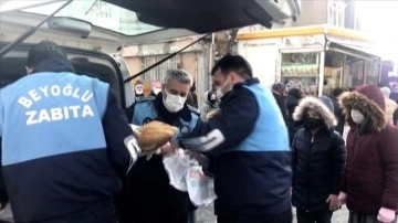 Beyoğlu zabıtası, Halk Ekmek büfeleri uğrunda soğukta gözleyen vatandaşlara ekmek dağıttı