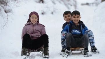 Bingöl'de evlatların kızaklı ski keyfi