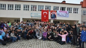 Birçok ilden Bitlis'e mevrut gönüllüler ufaklıklara hediye dağıttı