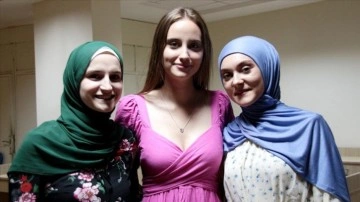 Biri ablasından ötekisi dinlediği şarkıdan etkilenen Bosnalı canlı kızlar Türkçe öğrendi