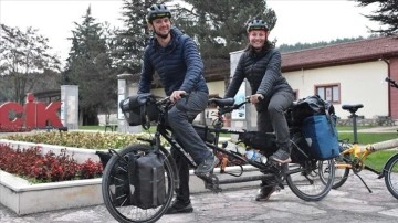 Bisiklet turuna çıkan Fransız çift, Türkiye'de 10 bin kilometre ayakçak çevirdi