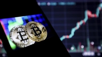Bitcoin 10 ayın en az seviyesine geriledi