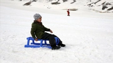 Bitlis'te konuk edilen depremzedeler ski yaptı