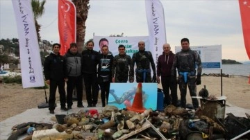 Bodrum'da dalgıçlar denizi, öğrenciler kıyıyı temizledi