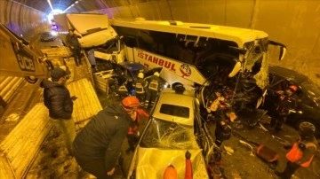 Bolu Dağı Tüneli'ndeki kazada hastaneye kaldırılan 17 insandan bir tanesi yaşamını kaybetti