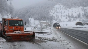 Bolu Dağı'nda kar yağışı tesirini sürdürüyor