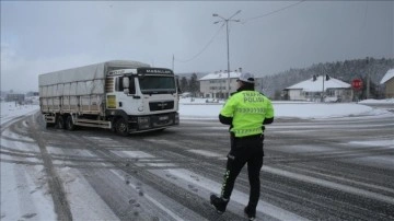 Bolu'dan İstanbul yönüne kamyon ve tır geçişi kar zımnında durduruldu