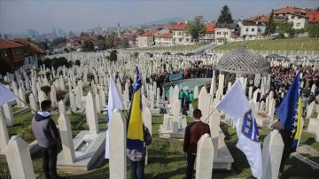 Bosna Hersek'in geçmiş Cumhurbaşkanı İzetbegoviç, vefatının 18. senesinde kabri başlangıcında anıldı