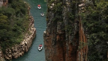 Brezilya'da turistlerin dolaştığı teknelerin hakkında kaya düştü