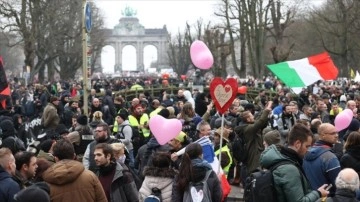 Brüksel'de 50 bin insan Kovid-19 tedbirlerini protesto etti