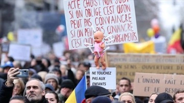 Brüksel'de binlerce insan müşterek kat hâlâ Kovid-19 tedbirlerini protesto etti