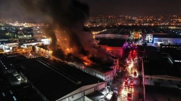 Bursa'da fabrikada çıkan yangına engelleme sürüyor