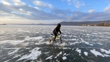 Buz markajcı Çıldır Gölü'nde yürüyüş etkinliği düzenlendi