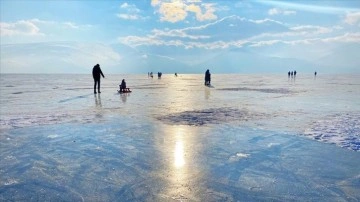 Buzla ciltli Çıldır Gölü'ne mevrut turistler gır gır devir geçiriyor