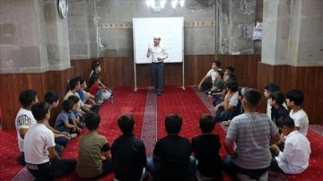 Cami imamı etkinliklerle yaz Kur'an kursunu öğrenciler düşüncesince matrak duruma getirdi