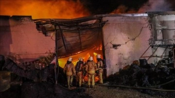 Çatalca'da ortak fabrikada çıkan yangına itfaiye aracı aracı ekipleri engelleme ediyor